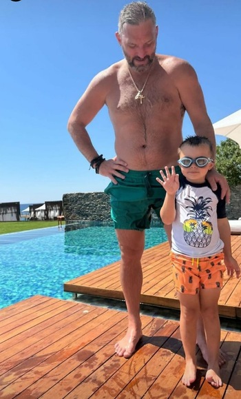 фотография к новости: Анастасия Шубская показала фото Овечкина с сыном у бассейна