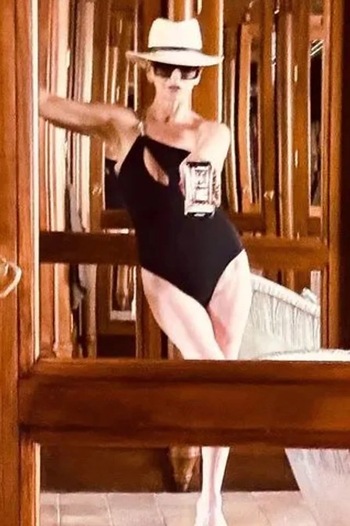 фотография к новости: Звезда "Уэнсдэй" Зета-Джонс похвасталась фигурой в купальнике