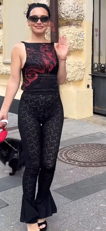 фотография к новости: Певица Серябкина отправилась на прогулку в брюках из прозрачного кружева
