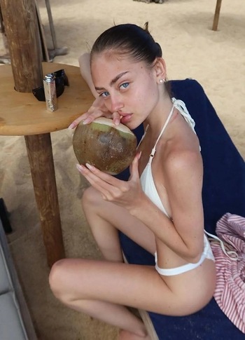 фотография к новости: 20-летняя дочь Хайди Клум продемонстрировала фигуру на пляже