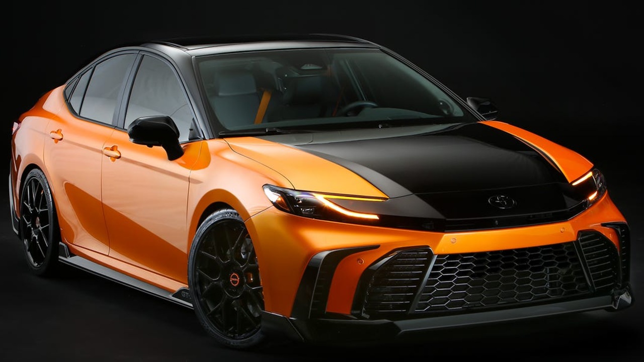 Прошла премьера гибридной Toyota Camry GT‑S: автомобиль сняли на фото