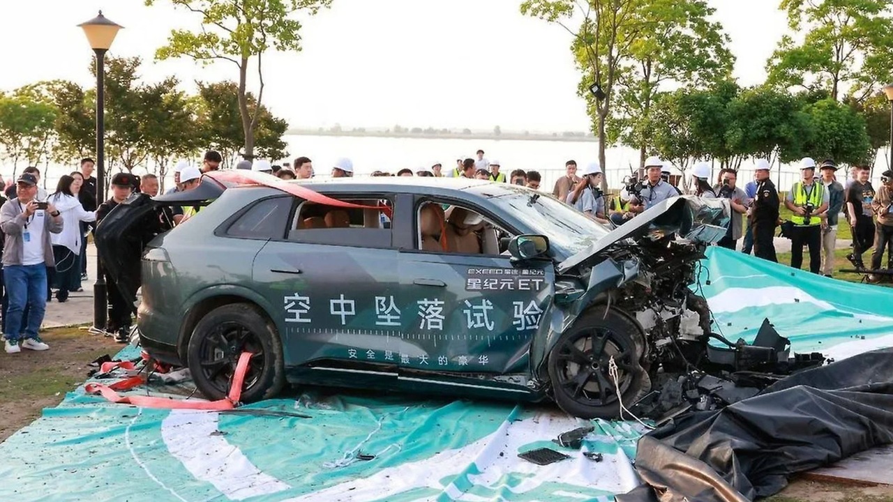 Автомобиль Exeed Exlantix ET сбросили с 12 этажа: последствия сняли на фото