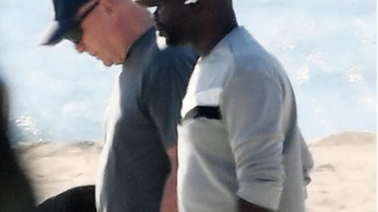 Брюс Уиллис провёл прогулку у моря под присмотром опекуна