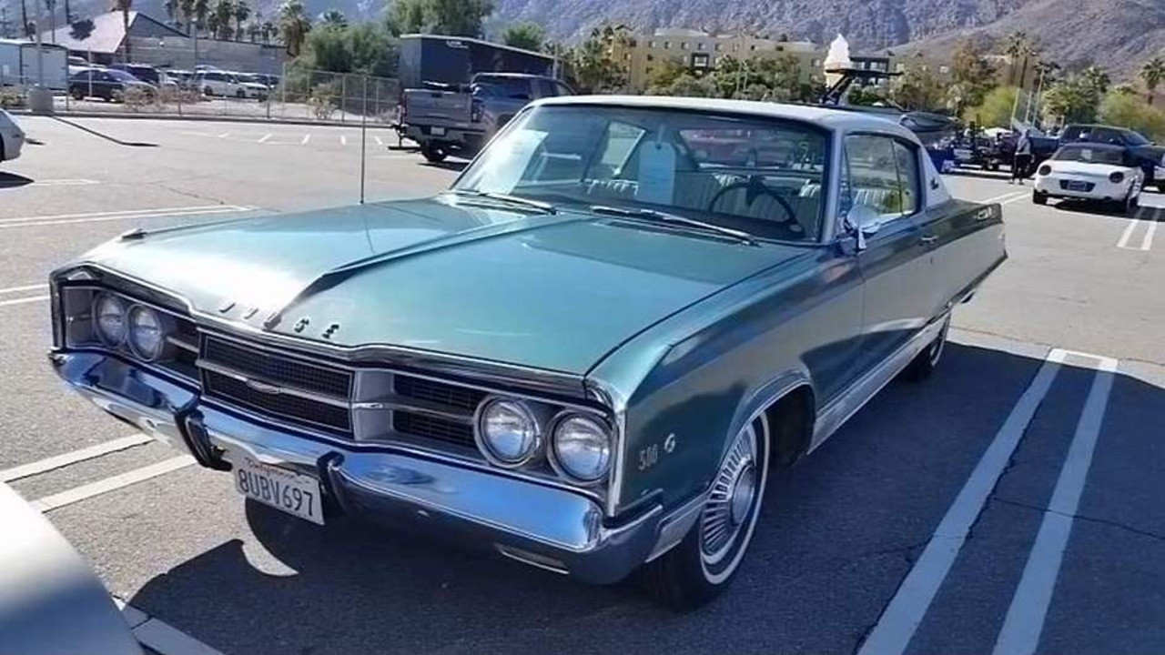 Редкий автомобиль Dodge Monaco 500 1967 года сняли на фото
