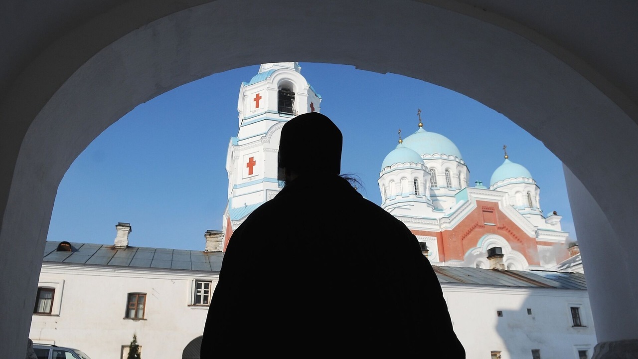 Священник объяснил: почему верующим нельзя есть блины с мясом на Масленицу