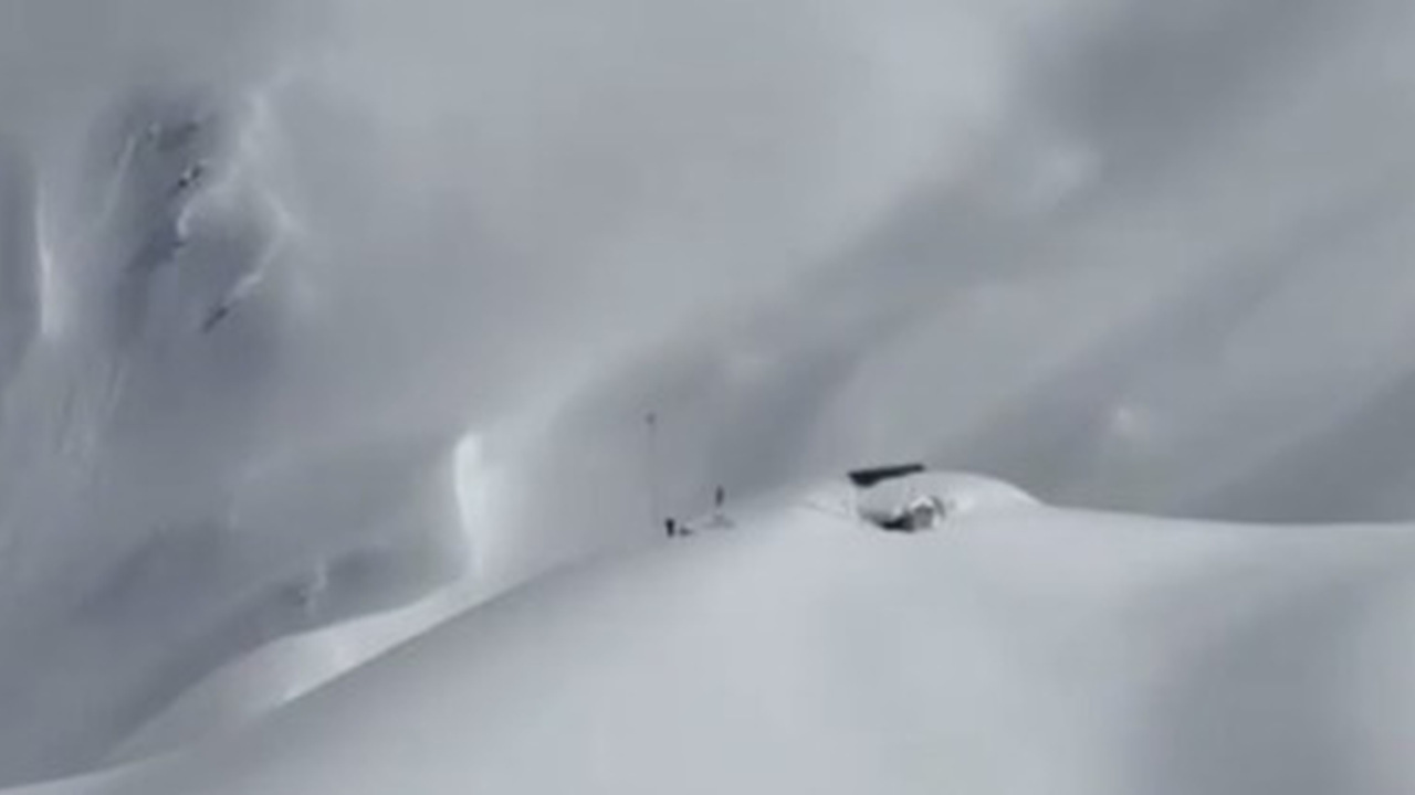 Сотрудника заблокированной снегом метеостанции в Дагестане сняли с горы вертолетом