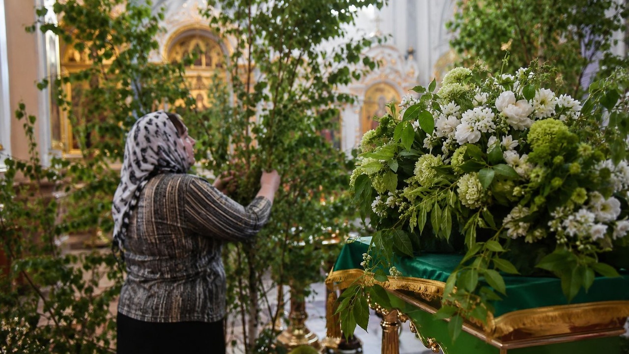 Православные верующие начали подготовку к празднованию Святой Троицы