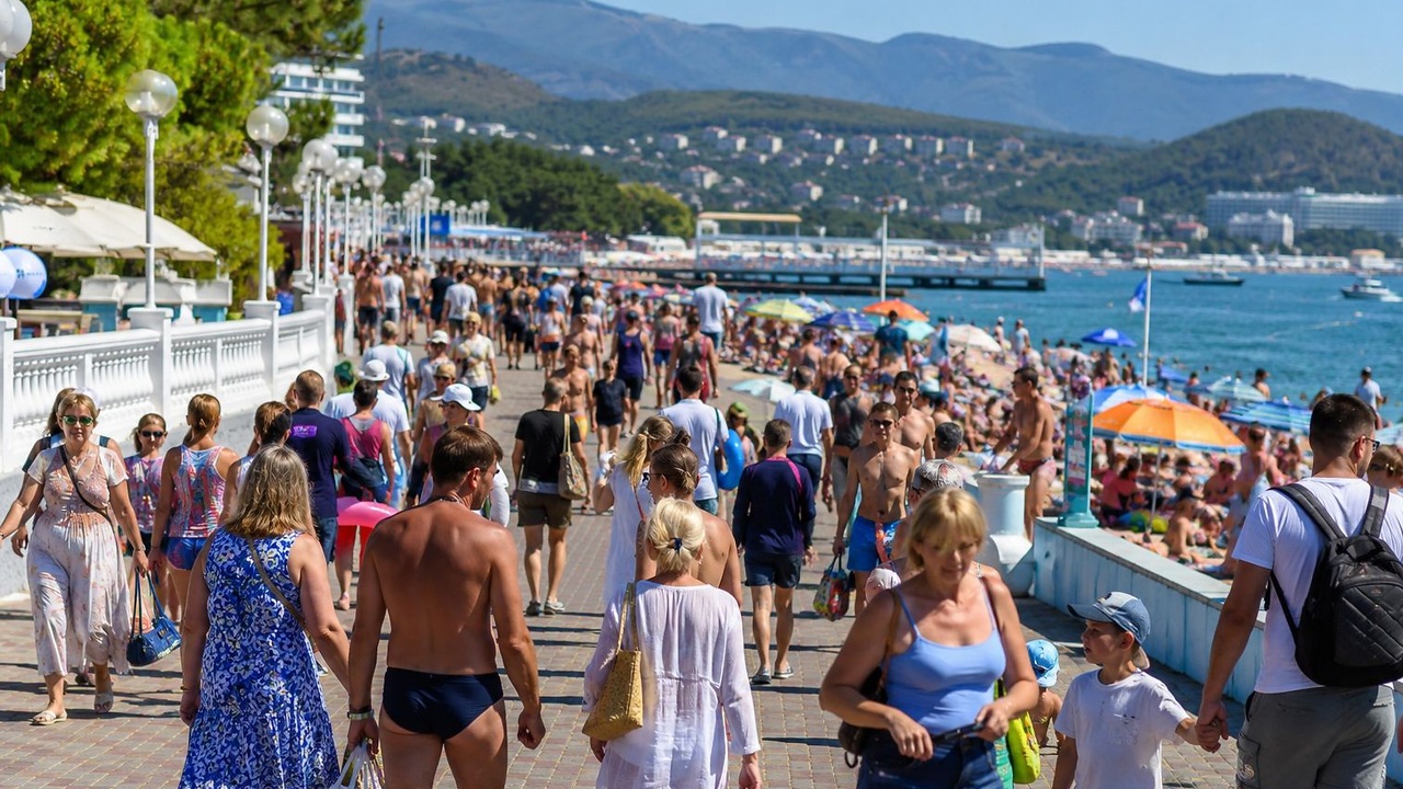Российские туристы массово отправились на курорты Черного моря