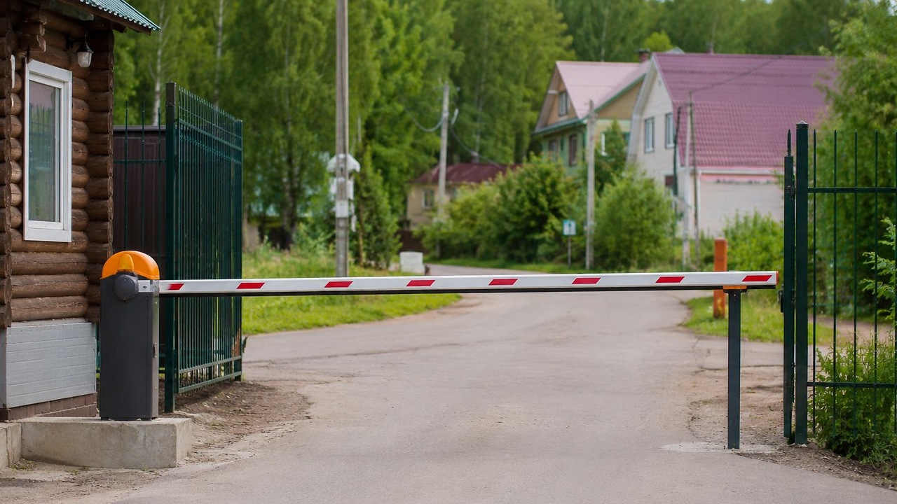 Юрист объяснил правила установки шлагбаумов на территории СНТ