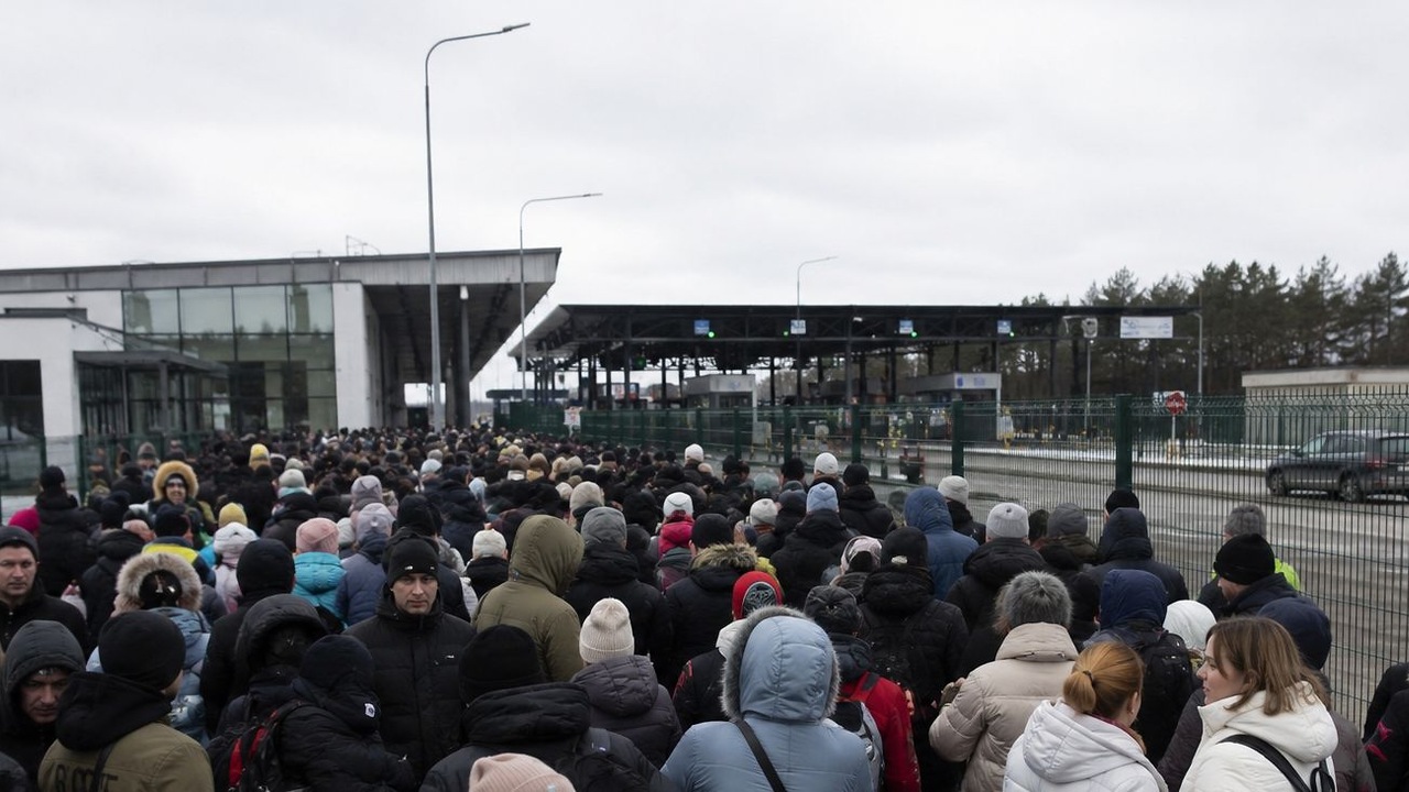 Сотни людей пытаются выехать в Россию через эстонский пункт пропуска