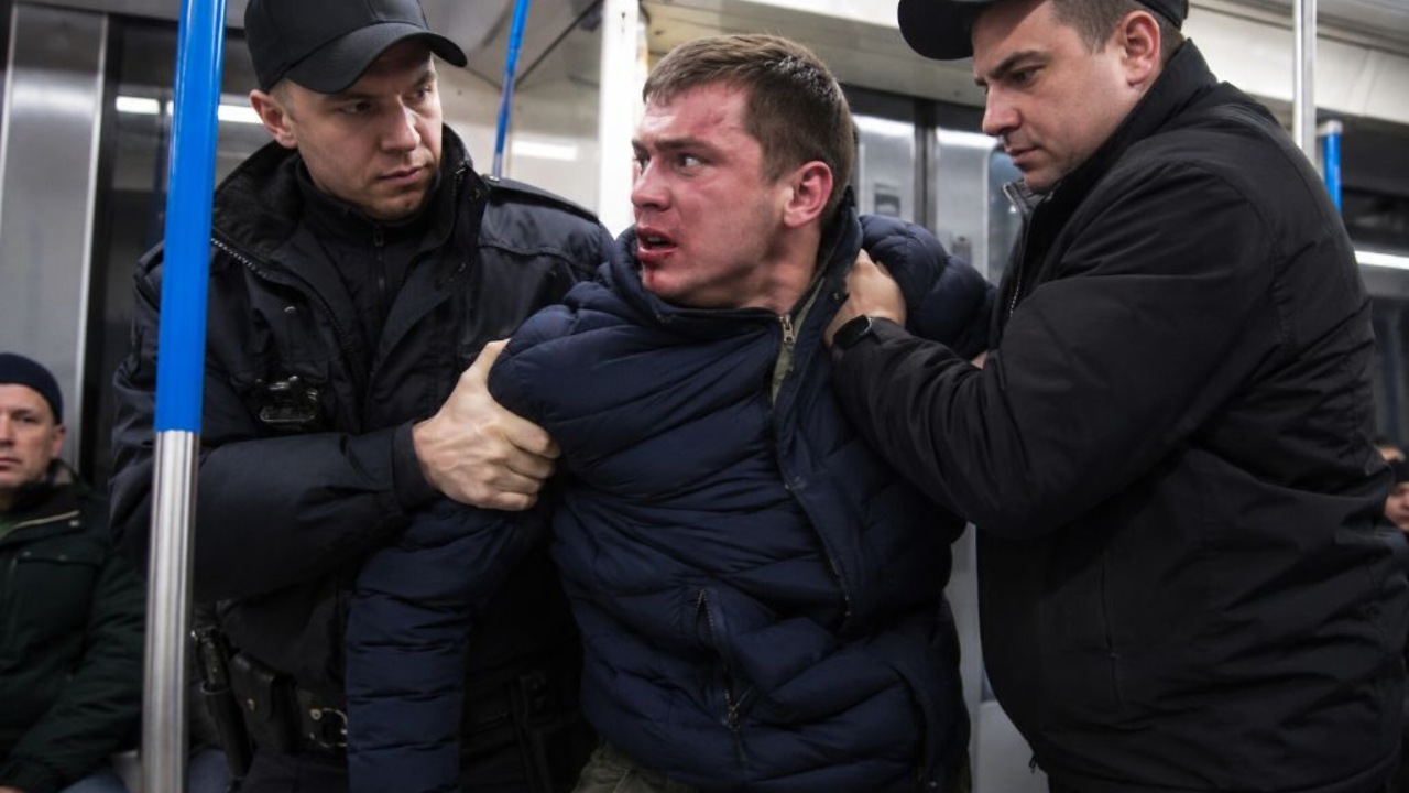Устроившему драку в московском метро пассажиру грозит уголовное дело