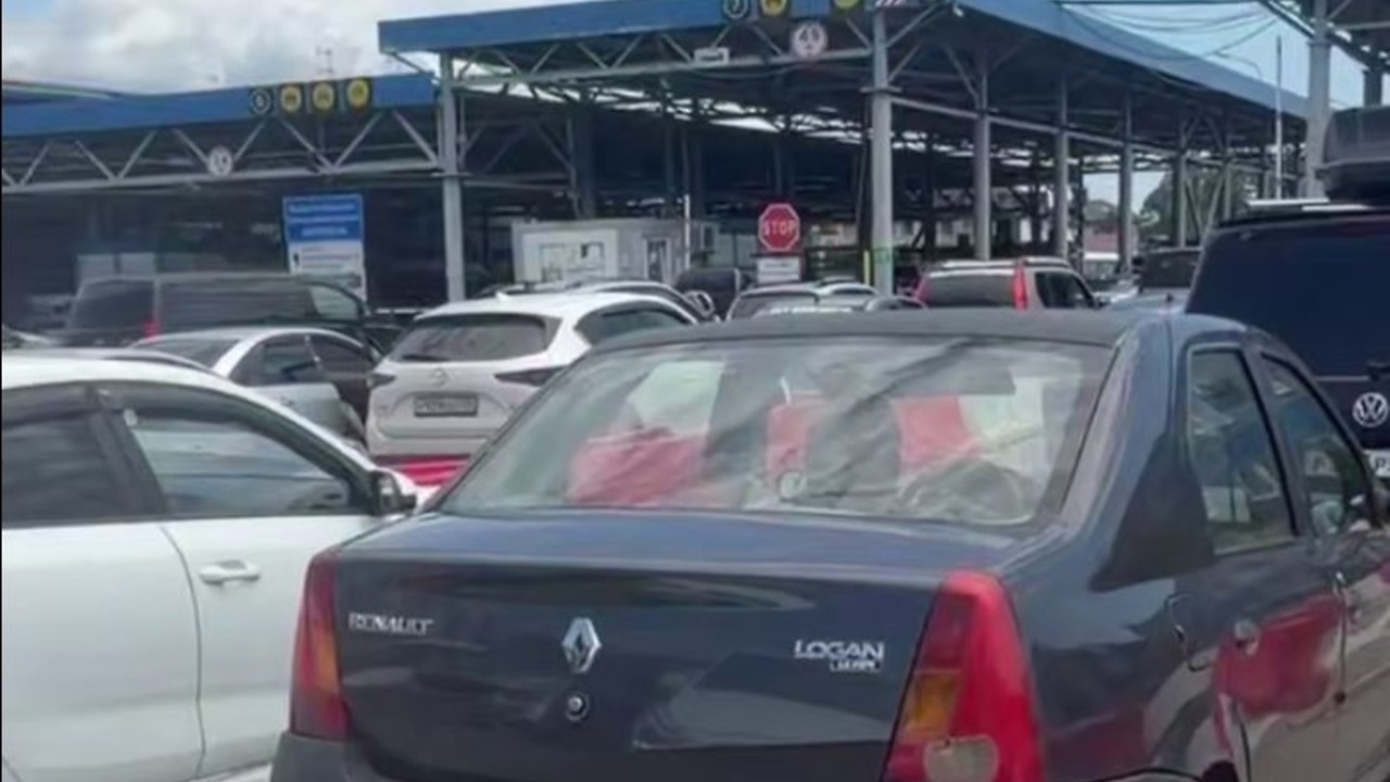 Очевидцы сняли на видео огромную пробку на границе с Абхазией