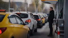 «Теряли часы на АЗС»: в Петербурге 25% таксистов начали бросать смены из-за бензина